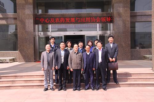 全國農(nóng)技推廣服務(wù)中心、中國農(nóng)藥發(fā)展與應(yīng)用協(xié)會(huì)領(lǐng)導(dǎo)蒞臨海利爾藥業(yè)集團(tuán)進(jìn)行調(diào)研