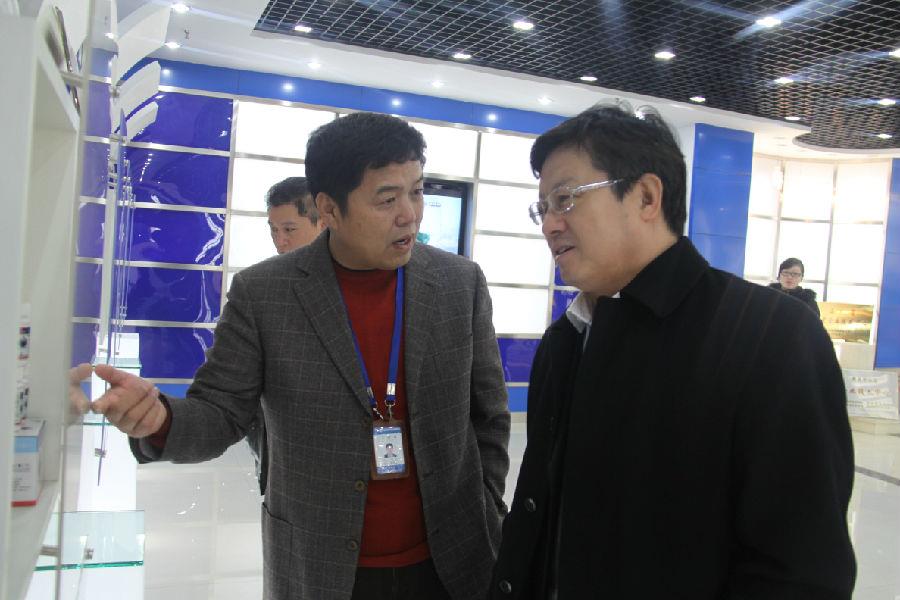 青島市委常委、副市長(zhǎng)王曉方到海利爾調(diào)研科研創(chuàng)新工作