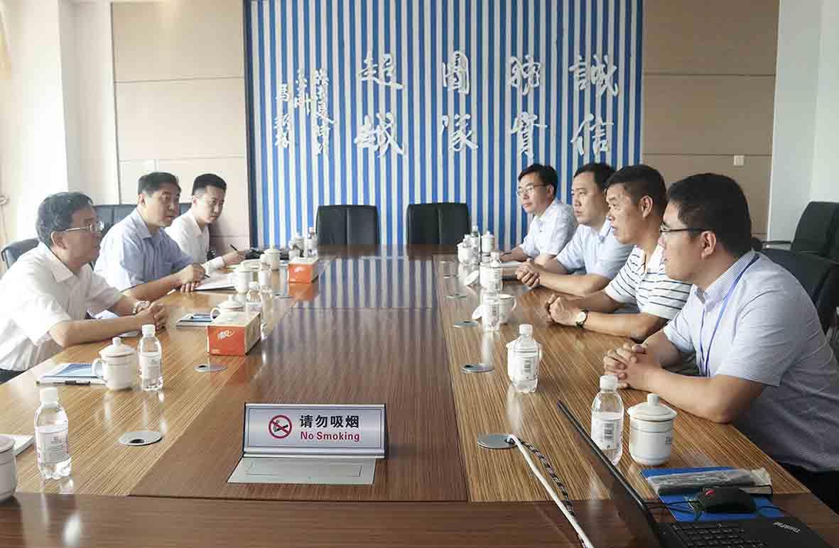 青島市委秘書(shū)長(zhǎng)祝華一行到公司參觀調(diào)研