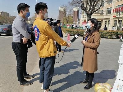 “抗擊疫情，關(guān)愛老人”